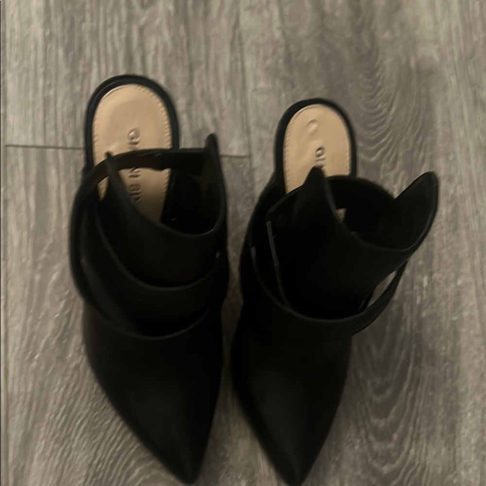 Gianni Bini Black leather Mules